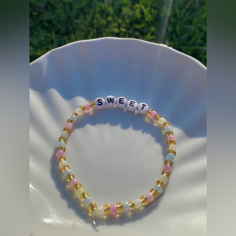 5/$20 ENTIRE SHOP CLEARANCE Sweet🍬 Handmade bracelet 🌊💛 S collection